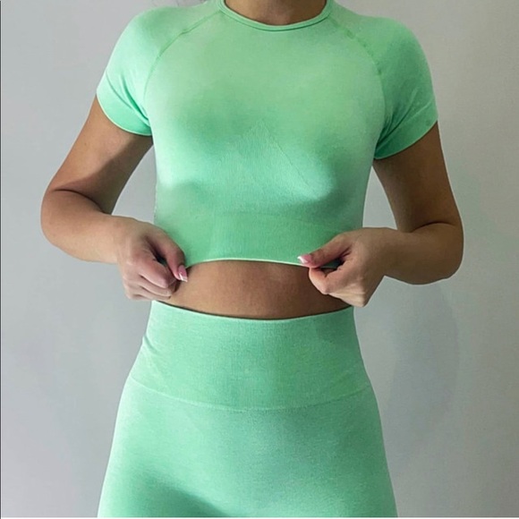 MATCHA SEAMLESS SHORT SLEEVE CROP TOP - Picture 2 of 2